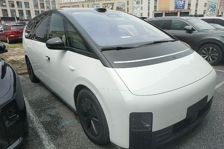 Used Li Auto MEGA 2025 Ultra Smart Refreshed Edition Front Right 45 Deg