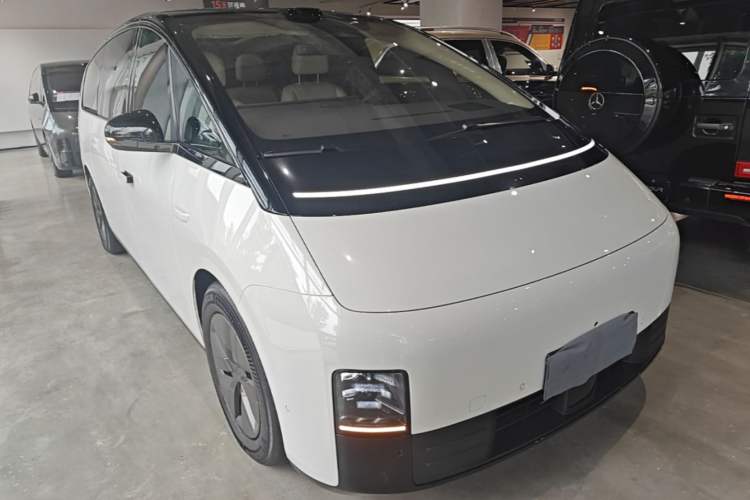 Used Li Auto MEGA 2025 Home Family Special Edition Front Right 45 Deg