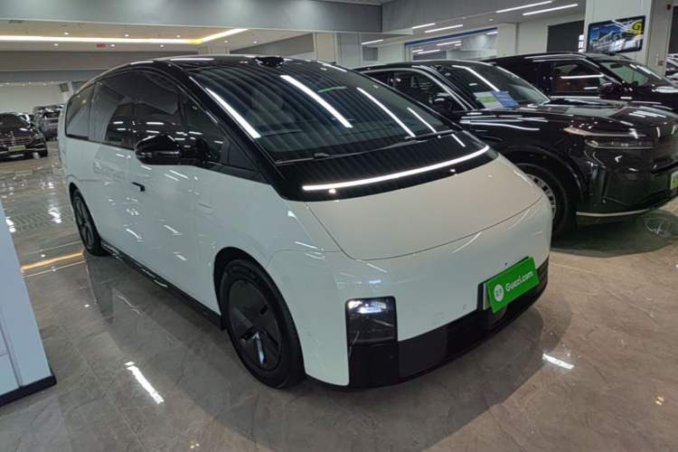 Used Li Auto MEGA 2025 Home Family Special Edition Front Right 45 Deg