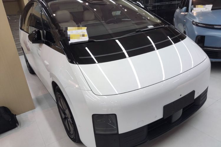 Used Li Auto MEGA 2025 Home Family Special Edition Front Right 45 Deg