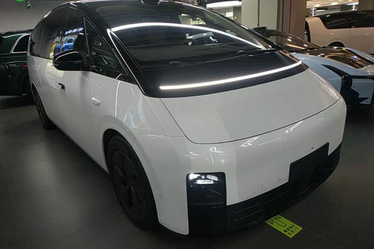 Used Li Auto MEGA 2025 Home Family Special Edition Front Right 45 Deg
