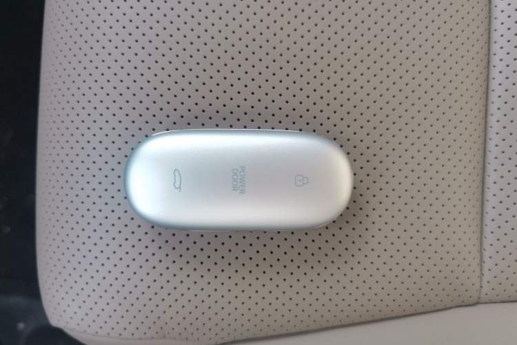Used Li Auto MEGA 2025 Home Family Special Edition Interior 1