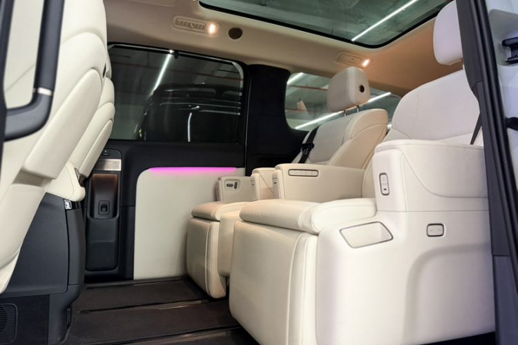 Used Li Auto MEGA 2025 Home Family Special Edition Interior 10