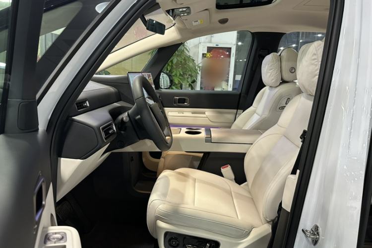 Used Li Auto MEGA 2025 Home Family Special Edition Interior 10