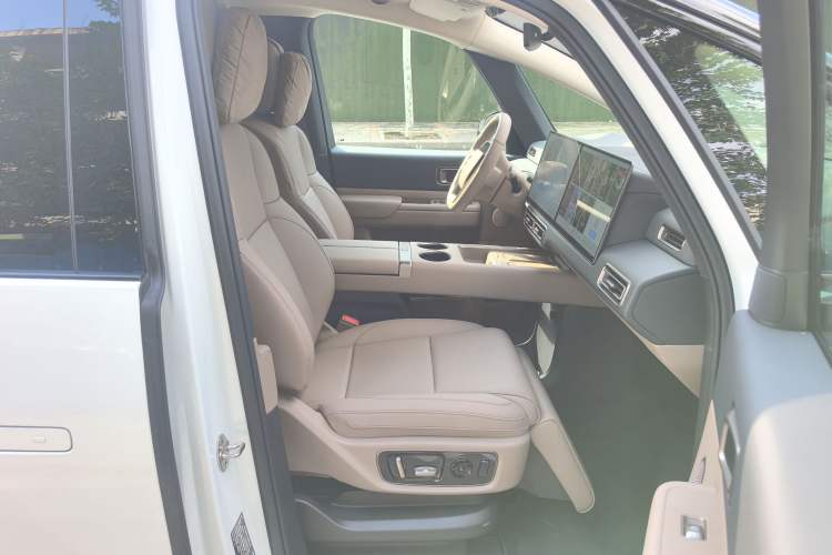 Used Li Auto MEGA 2025 Home Family Special Edition Interior 3