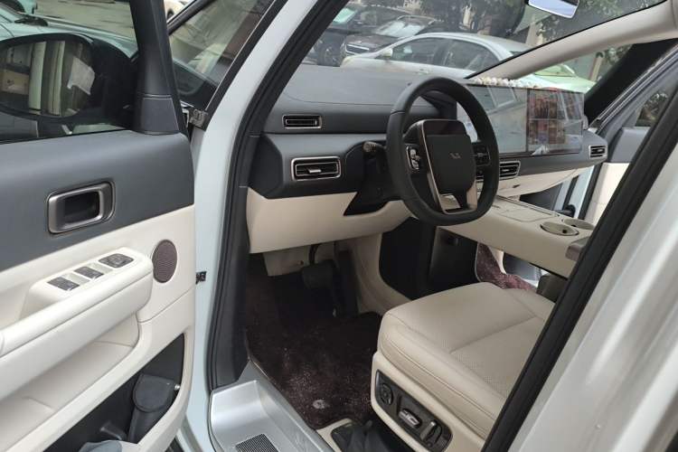 Used Li Auto MEGA 2025 Home Family Special Edition Interior 3