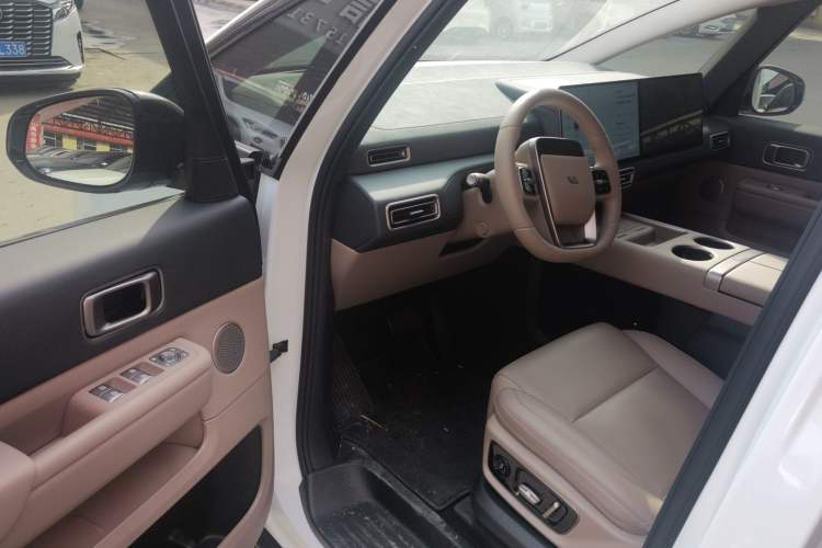 Used Li Auto MEGA 2025 Home Family Special Edition Interior 3