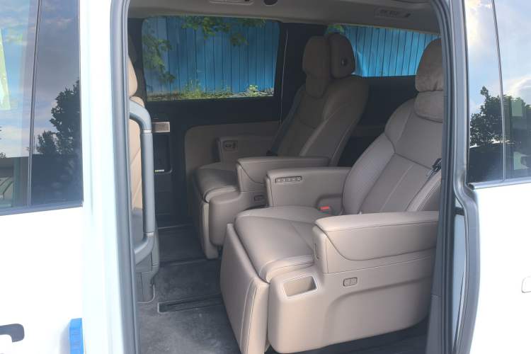 Used Li Auto MEGA 2025 Home Family Special Edition Interior 4