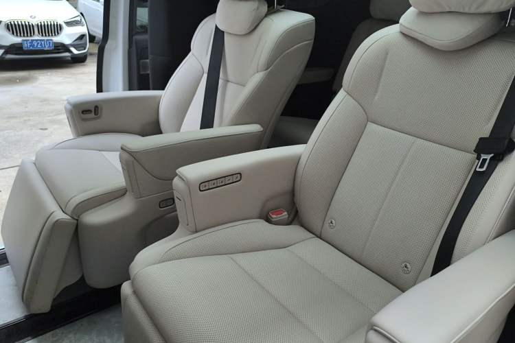 Used Li Auto MEGA 2025 Home Family Special Edition Interior 4