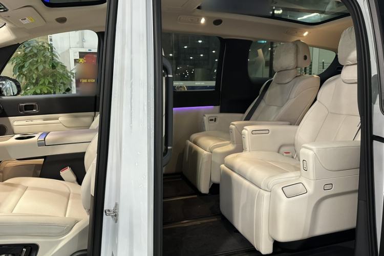 Used Li Auto MEGA 2025 Home Family Special Edition Interior 6