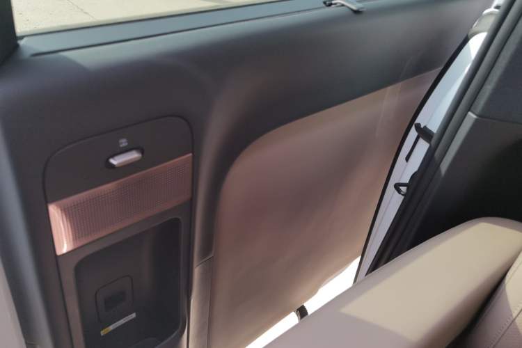 Used Li Auto MEGA 2025 Home Family Special Edition Interior 6