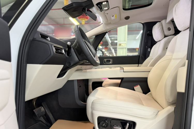 Used Li Auto MEGA 2025 Home Family Special Edition Interior 8