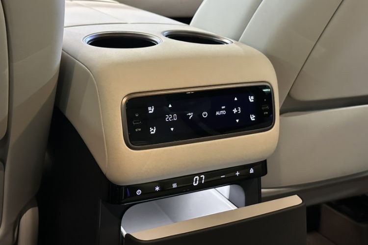 Used Li Auto MEGA 2025 Home Family Special Edition Interior 8