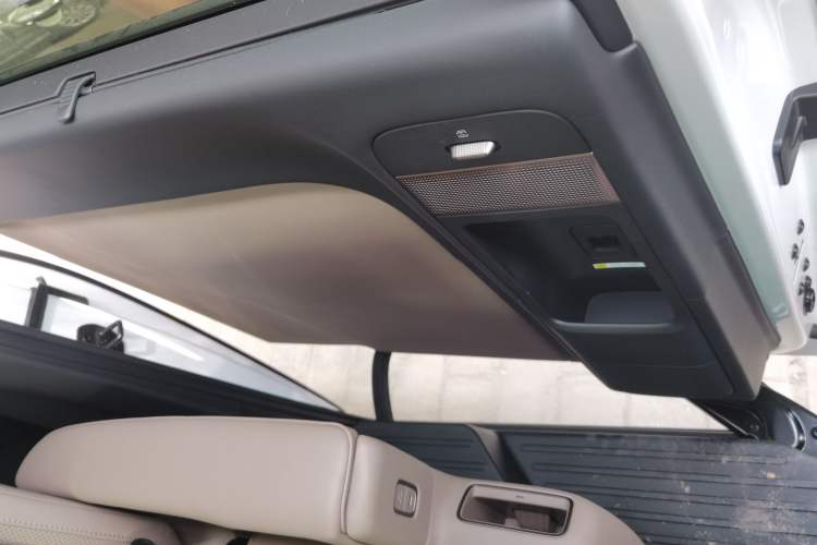 Used Li Auto MEGA 2025 Home Family Special Edition Interior 8
