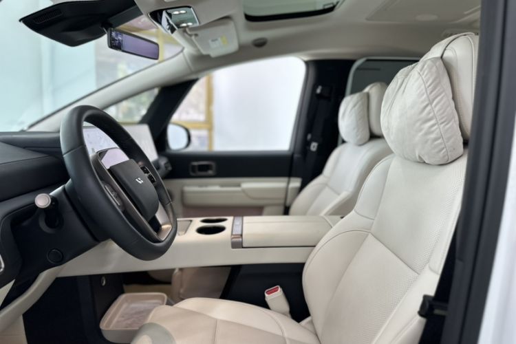Used Li Auto MEGA 2025 Home Family Special Edition Interior 9