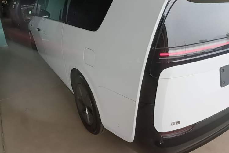 Used Li Auto MEGA 2025 Ultra Smart Refreshed Edition Rear Left 45 Deg