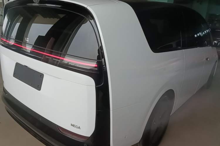 Used Li Auto MEGA 2025 Ultra Smart Refreshed Edition Rear Right 45 Deg