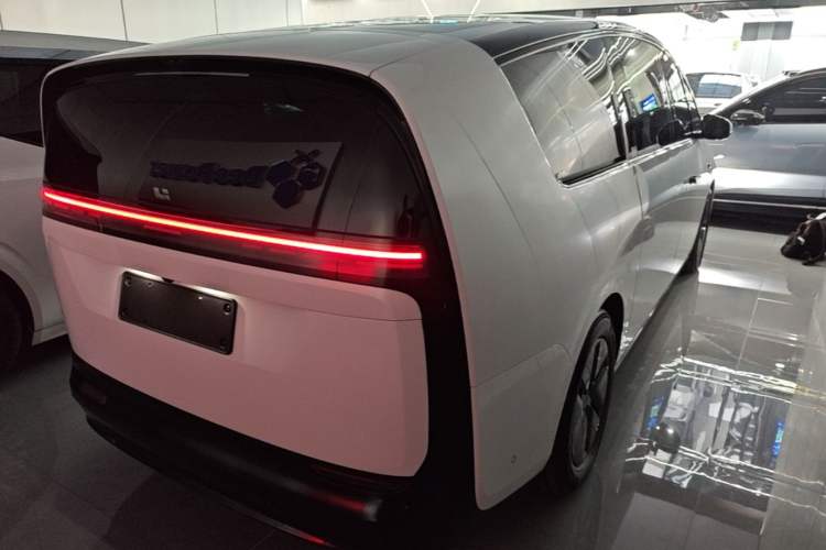 Used Li Auto MEGA 2025 Ultra Smart Refreshed Edition Rear Right 45 Deg