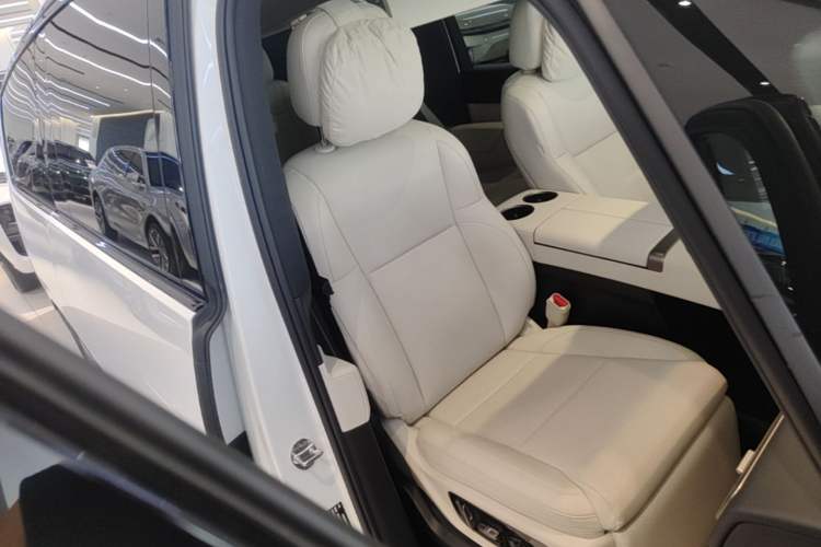 Used Li Auto MEGA 2025 Ultra Smart Refreshed Edition Right Front Seat