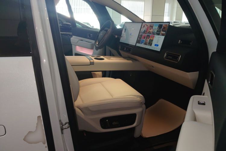 Used Li Auto MEGA 2025 Home Family Special Edition Right Front Seat