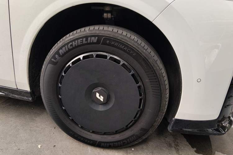 Used Li Auto MEGA 2025 Home Family Special Edition Right Front Wheel Hub