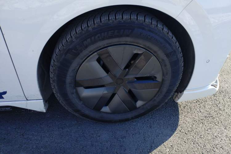 Used Li Auto MEGA 2025 Home Family Special Edition Right Front Wheel Hub