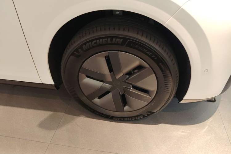 Used Li Auto MEGA 2025 Home Family Special Edition Right Front Wheel Hub