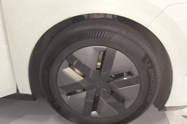 Used Li Auto MEGA 2025 Home Family Special Edition Right Front Wheel Hub
