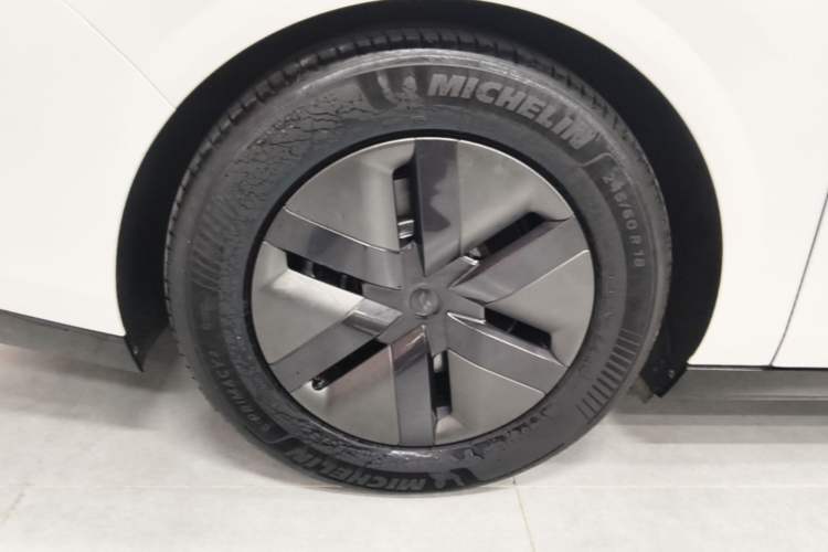Used Li Auto MEGA 2025 Home Family Special Edition Right Rear Wheel Hub