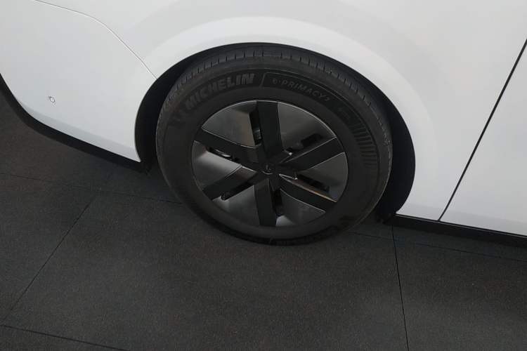 Used Li Auto MEGA 2025 Home Family Special Edition Right Rear Wheel Hub