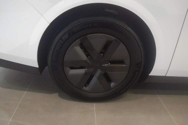Used Li Auto MEGA 2025 Home Family Special Edition Right Rear Wheel Hub