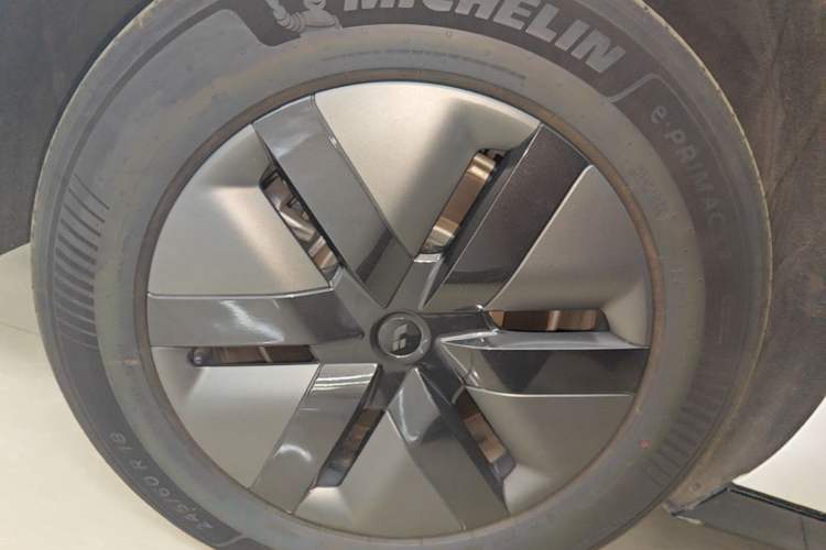 Used Li Auto MEGA 2025 Home Family Special Edition Right Rear Wheel Hub