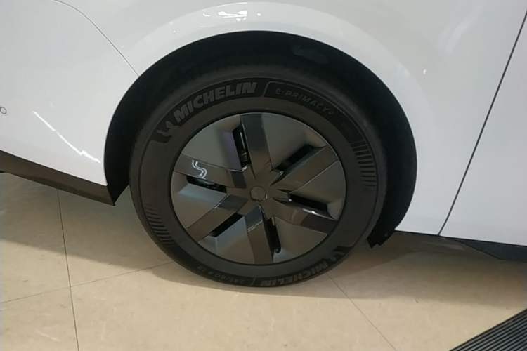 Used Li Auto MEGA 2025 Ultra Smart Refreshed Edition Right Rear Wheel Hub