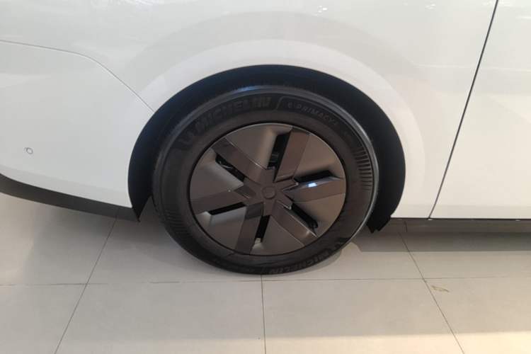 Used Li Auto MEGA 2025 Ultra Smart Refreshed Edition Right Rear Wheel Hub