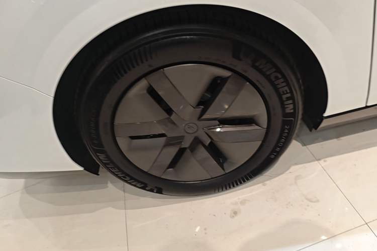 Used Li Auto MEGA 2025 Home Family Special Edition Right Rear Wheel Hub