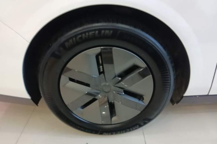 Used Li Auto MEGA 2025 Home Family Special Edition Right Rear Wheel Hub