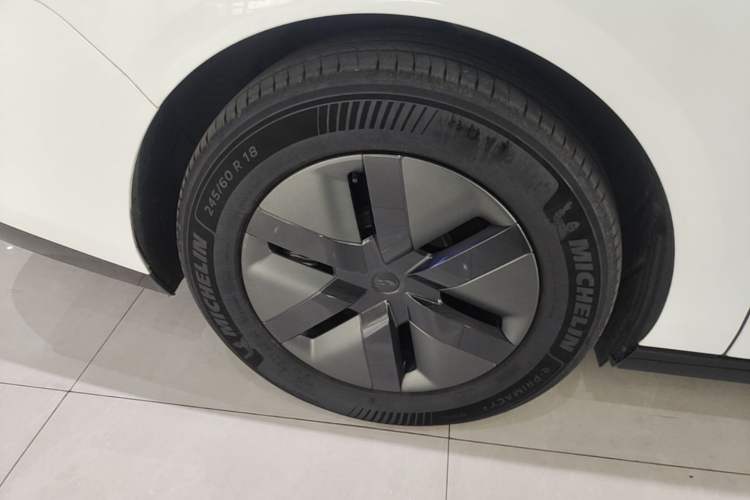 Used Li Auto MEGA 2025 Home Family Special Edition Right Rear Wheel Hub
