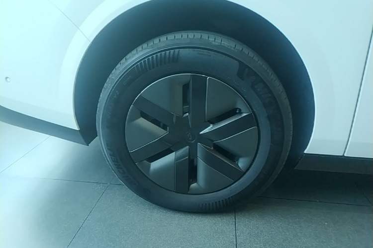 Used Li Auto MEGA 2025 Home Family Special Edition Right Rear Wheel Hub