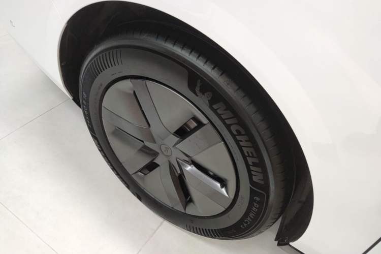 Used Li Auto MEGA 2025 Home Family Special Edition Right Rear Wheel Hub