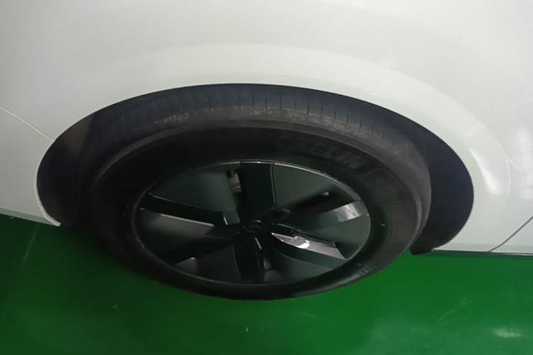 Used Li Auto MEGA 2025 Home Family Special Edition Right Rear Wheel Hub