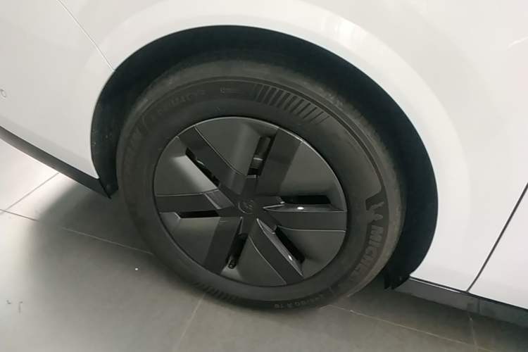 Used Li Auto MEGA 2025 Home Family Special Edition Right Rear Wheel Hub