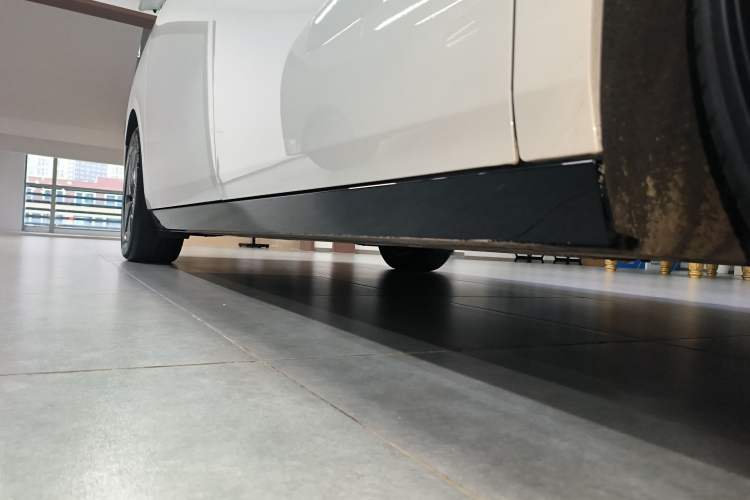 Used Li Auto MEGA 2025 Home Family Special Edition Right Side Sill