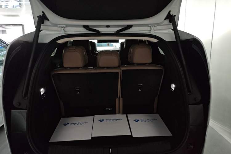 Used Li Auto MEGA 2025 Ultra Smart Refreshed Edition Trunk