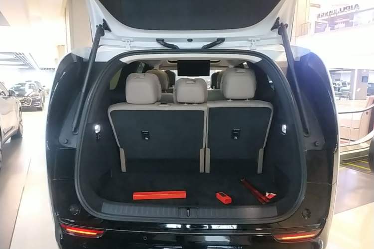Used Li Auto MEGA 2025 Ultra Smart Refreshed Edition Trunk