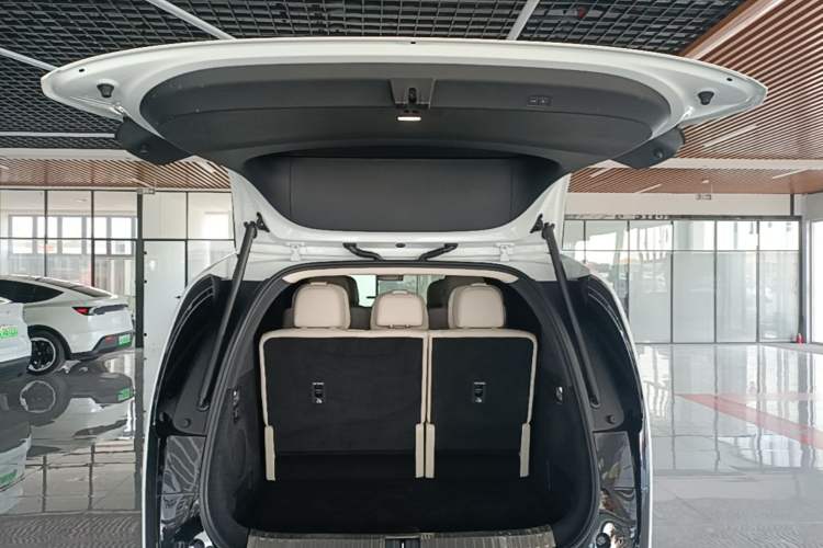 Used Li Auto MEGA 2025 Home Family Special Edition Trunk