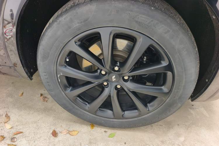 Used Li Auto ONE 2019 Extended-Range 6-Seater Version Right Front Wheel Hub