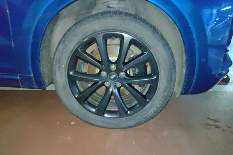 Used Li Auto ONE 2019 Extended-Range 6-Seater Version Right Front Wheel Hub