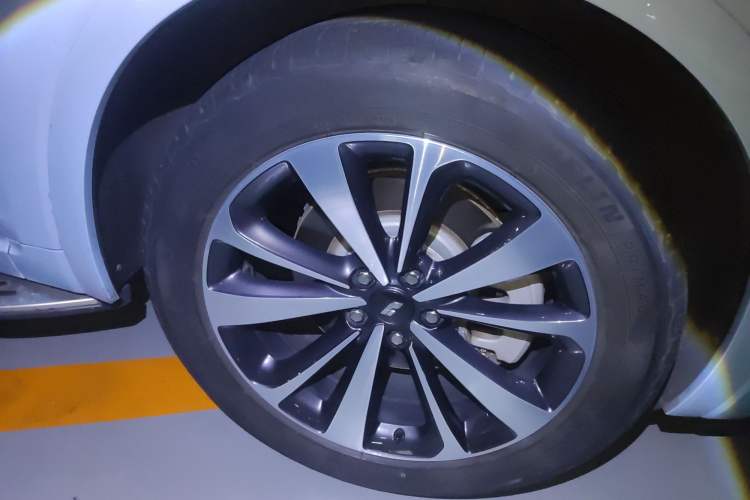 Used Li Auto ONE 2019 Extended-Range 6-Seater Version Right Front Wheel Hub