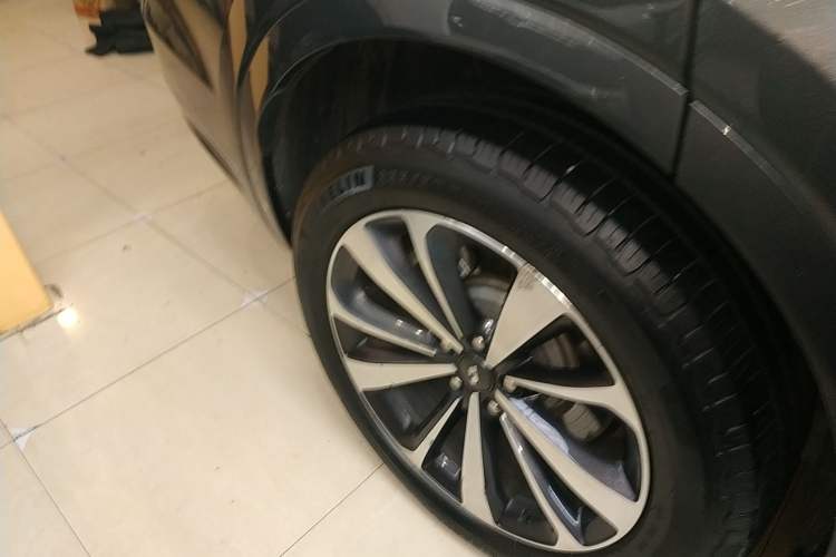 Used Li Auto ONE 2019 Extended-Range 6-Seater Version Right Rear Wheel Hub