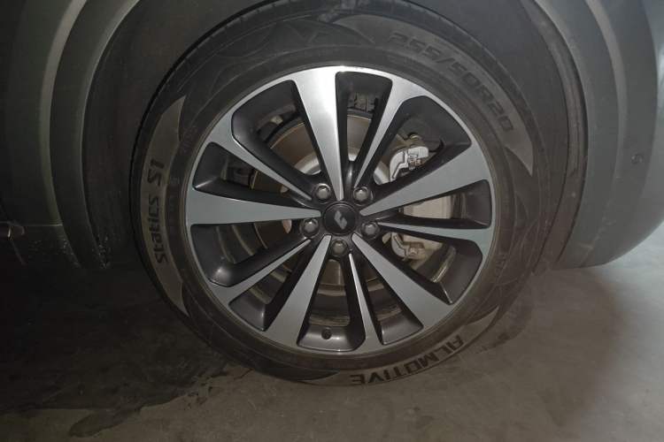 Used Li Auto ONE 2019 Extended-Range 6-Seater Version Right Front Wheel Hub